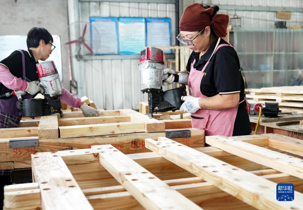 河北唐山“鄉(xiāng)村工廠” 圖文設(shè)計(jì)制作拓寬村民致富路